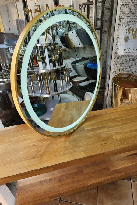 مرآة دائرية بإضاءة أمامية وإطار ذهبي